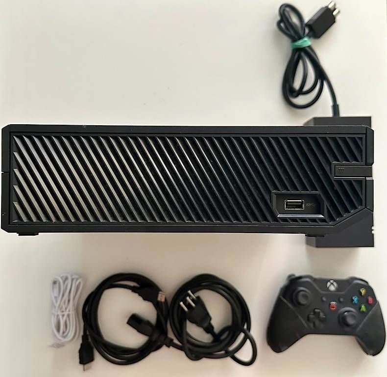 Microsoft Console: Xbox One Black, 1 Tb, 1 joystick, 6 games – Usato da Couvet venduto da Aura_aura 4