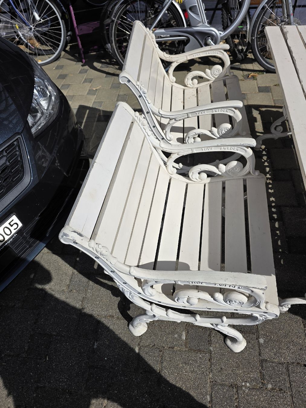 Set di tavolo e panche: Gartentisch mit Bänken weiss Eisen Holz – Usato da Bözberg venduto da Escavado 2