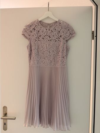 Elegantes Spitzenkleid in Flieder / Lavendel Grösse 36