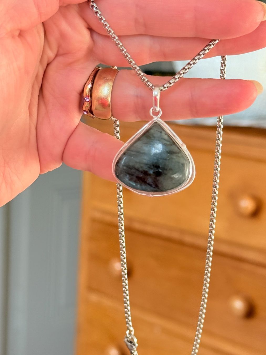 Ketten: Collier Labradorite naturelle – Neu und originalverpackt aus Genève von AGBERG 1