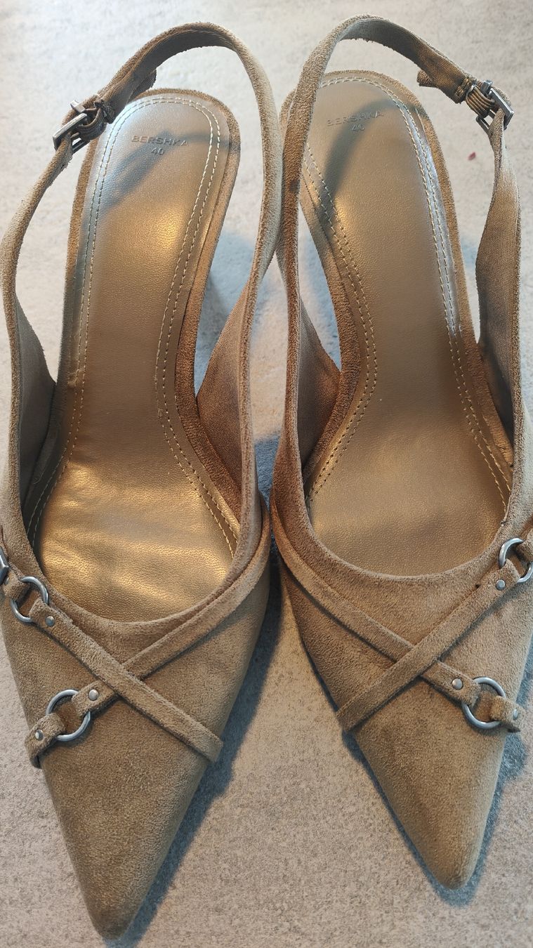 Bershka Scarpe da donna: Bershka Talons Daim Camel T 40 - Élégance Discrète – Usato da Troistorrents venduto da Suishy