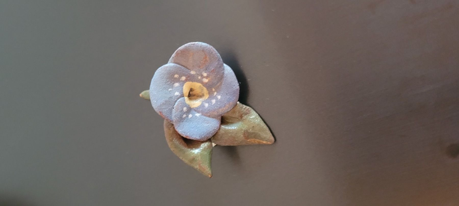 Broches & Aiguilles: Blumenbroche getöpfert – Neuf (Voir description) à Hondrich par Ebro01