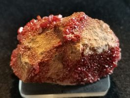 Kristall: Vanadit (Marokko)/ auf Sockel/ rot-braun-farben