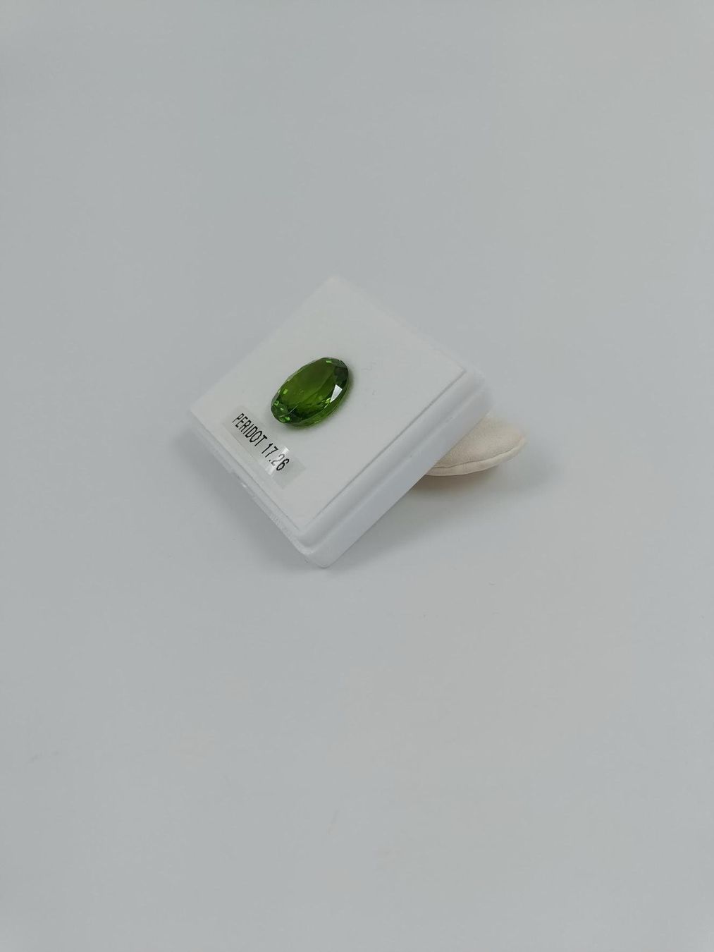 Pietre preziose: 1 GRÜNER PERIDOT, 17.26 CT. – Usato da Luzern venduto da EdiGem 1