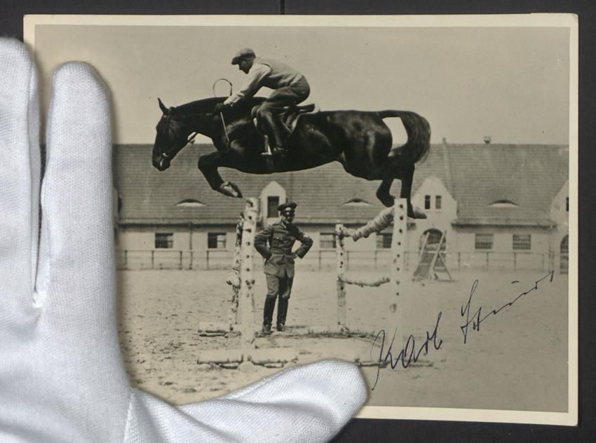 Fotografie &  Plakate: Fotografie Springreiter auf seinem Pferd – Gebraucht aus Berlin von bartko-reher