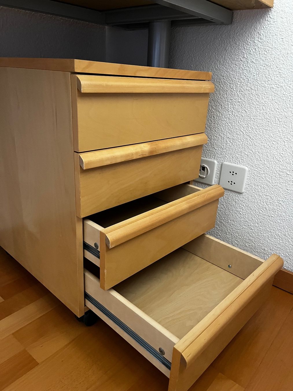 Ikea Eléments de bureau: Rollcontainer Buche 4 Schubladen guter Zustand – D'occasion à Büsserach par Biene019