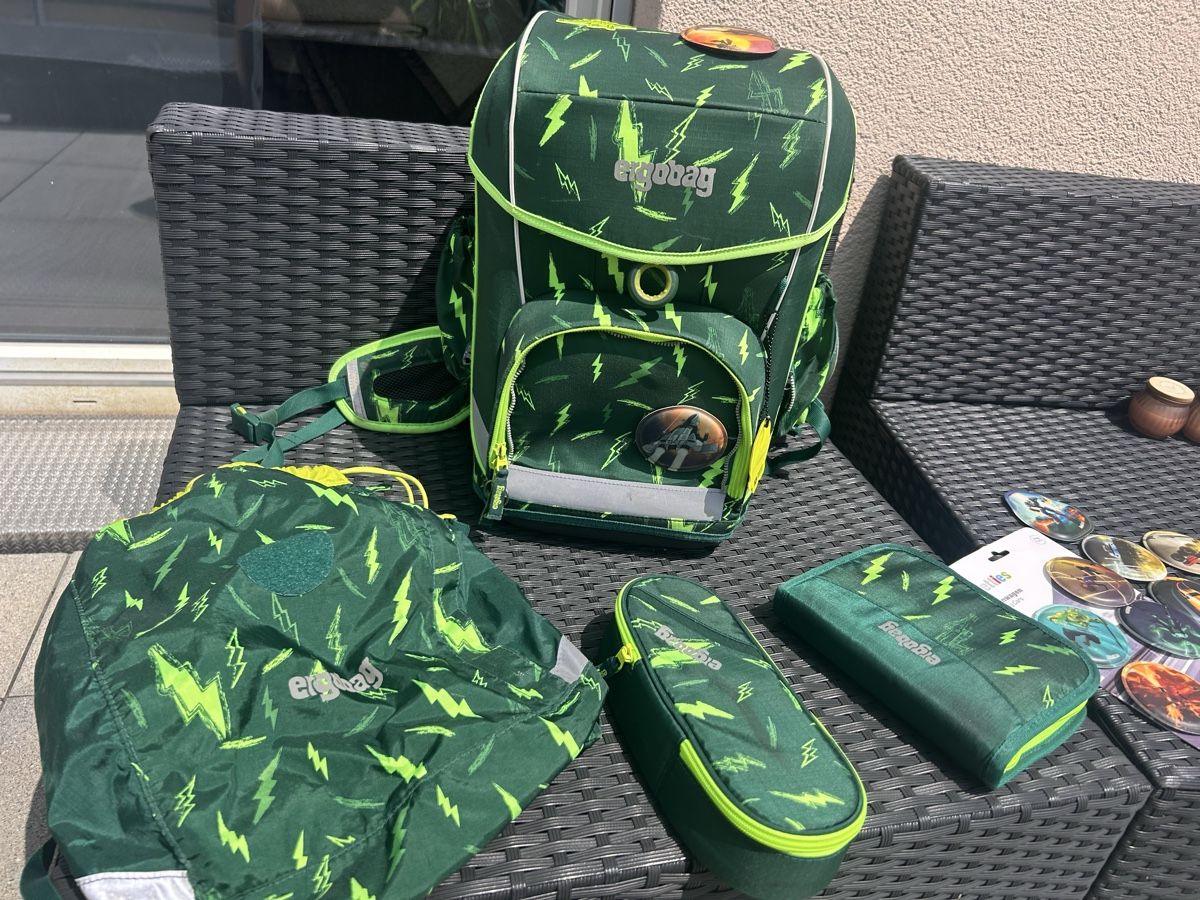 Ergobag Kindertaschen: Ergobag Schulrucksack Set Grösse 1 Grün Blitze – Gebraucht aus Amden von roatan01 2