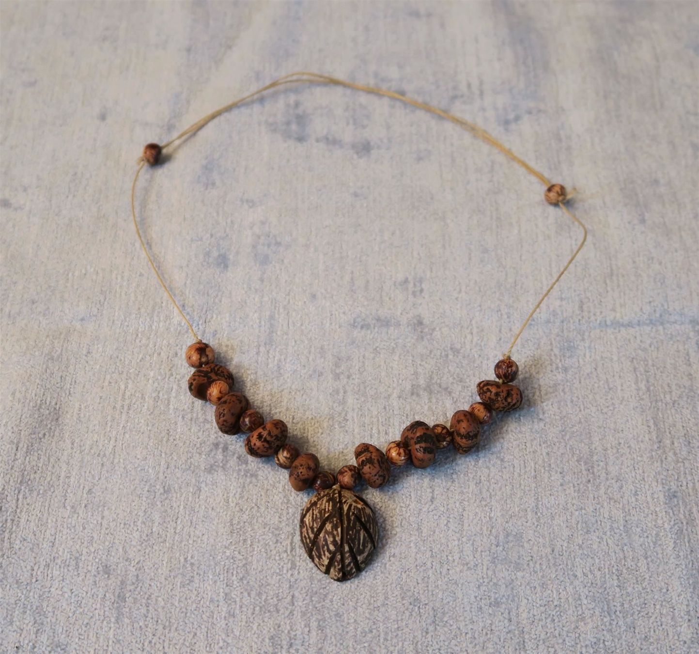 Catenine: Kette mit Samen/Nussperlen – Usato da Brittnau venduto da marlenestone