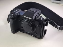 Fujifilm X-H2 und Handgriff