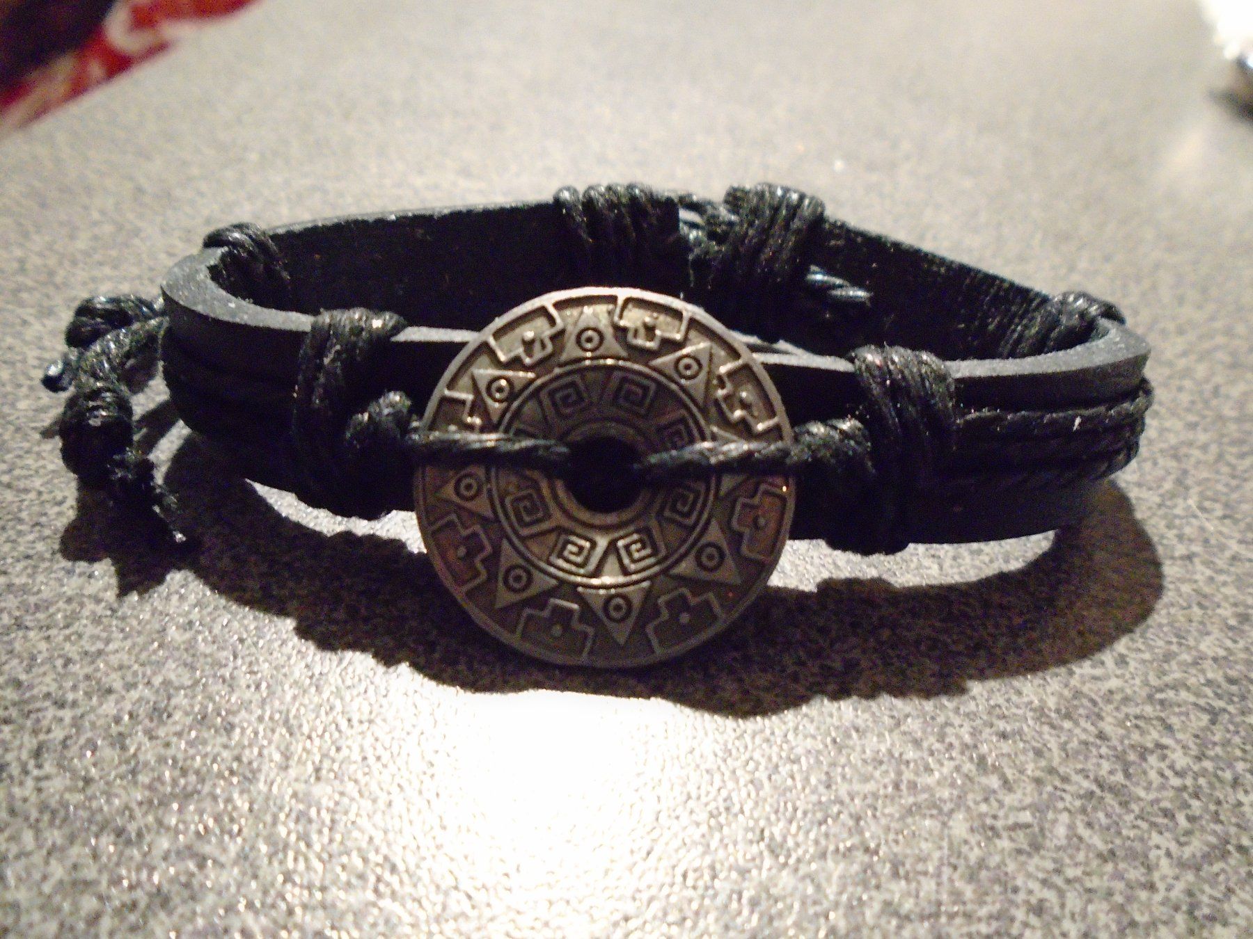 Armbänder & -reifen: Armband Kunststoff, schwarz, runde Platte – Neu und originalverpackt aus Zürich von abraxas1291