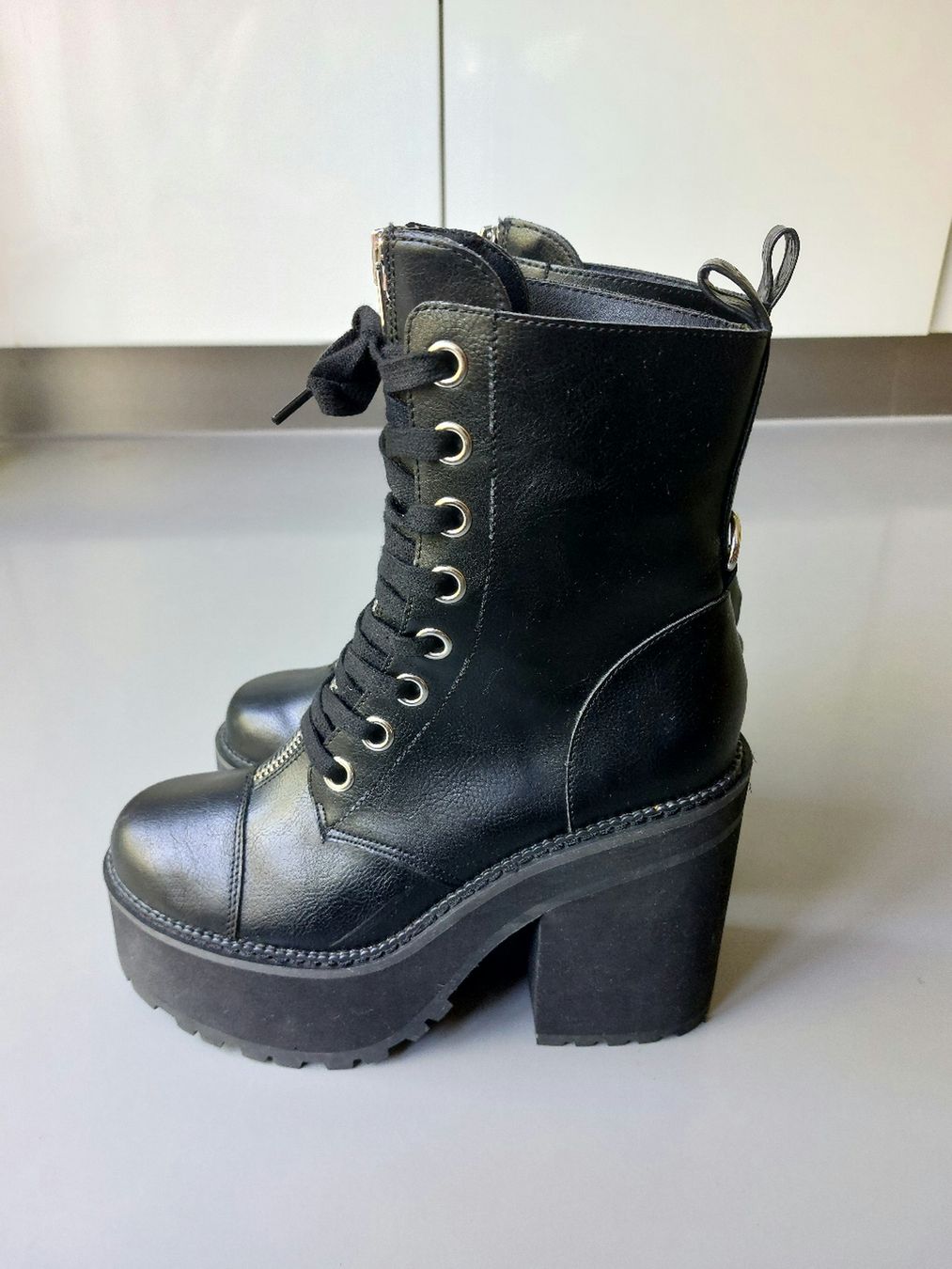 Killstar Scarpe da donna: KILLSTAR Plateaustiefel, Grösse 39, Schwarz Gothic – Usato da Winterthur venduto da Pomelo1990
