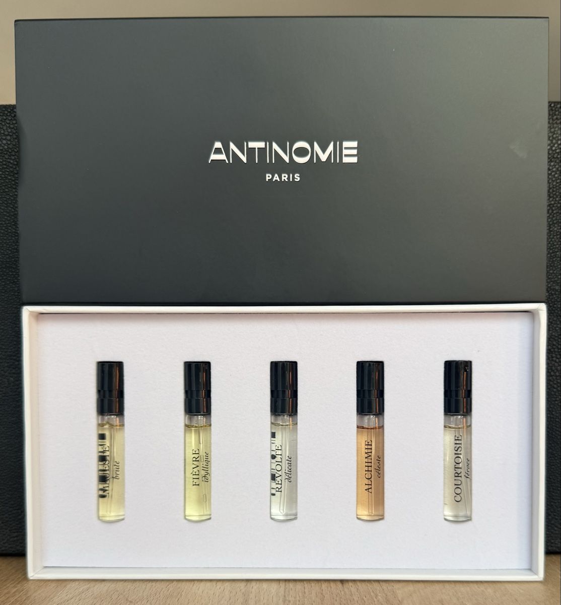Profumi & Eau de Toilette: ANTINOMIE PARIS SAMPLER – Nuovo (secondo la descrizione) da Kölliken venduto da deleina