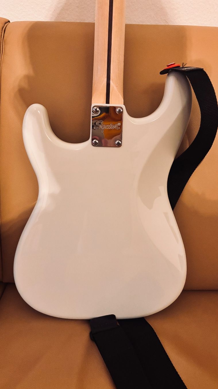 Squier Instruments de musique: E-Gitarre Squier Stratocaster mit Upgrades – D'occasion à Luzern par accessories_shop96 3