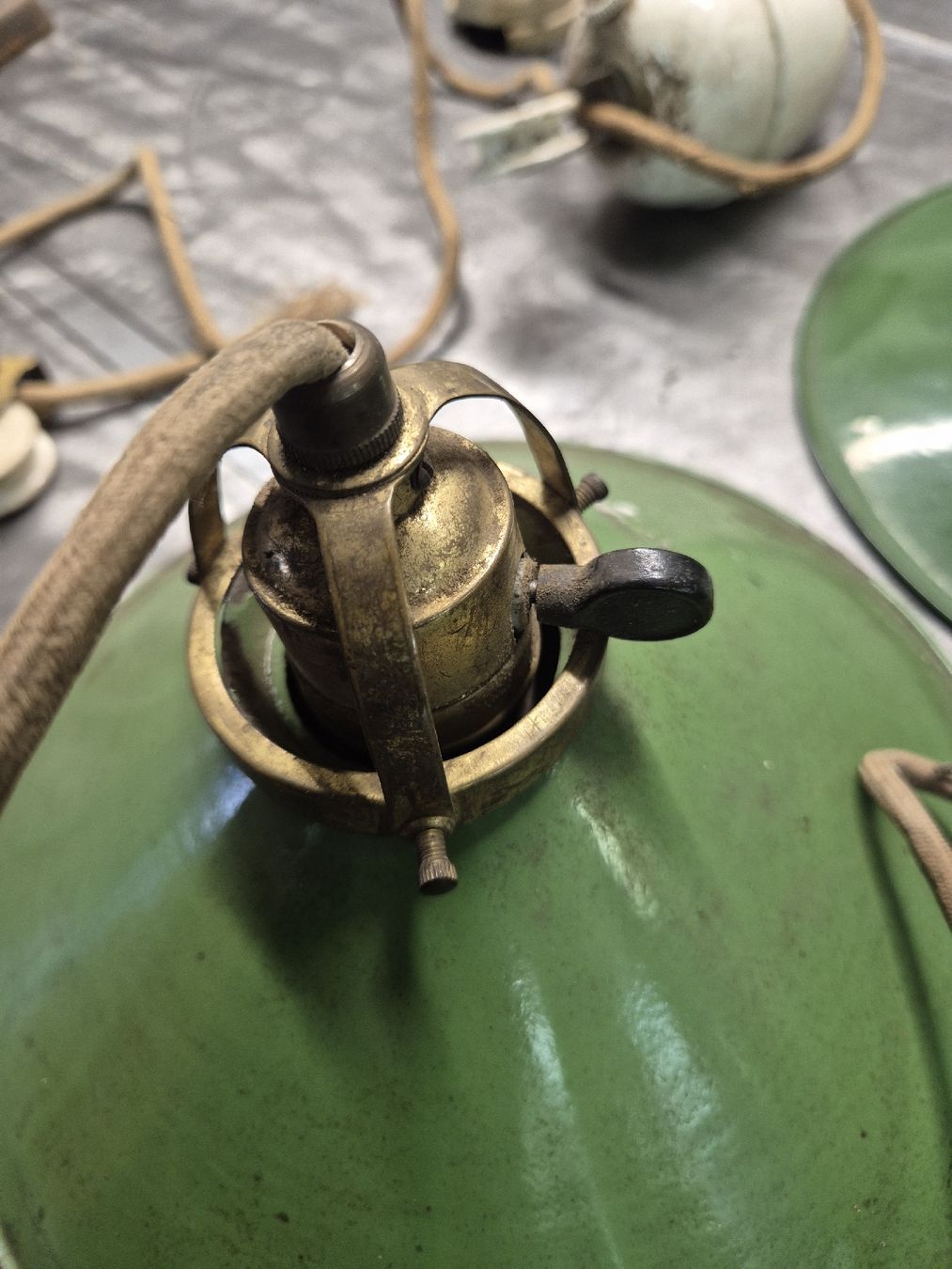 Lampen: Lampes d'atelier émaillées  – Defekt aus Le Locle von CHEGUA 1
