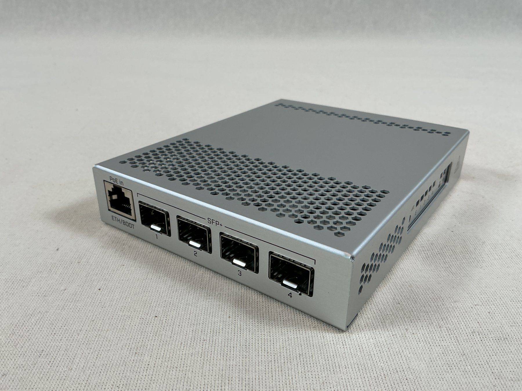 Hub & Switch: MIKROTIK Netzwerk Switch – Usato da Richterswil venduto da Restwert_Richterswil 1