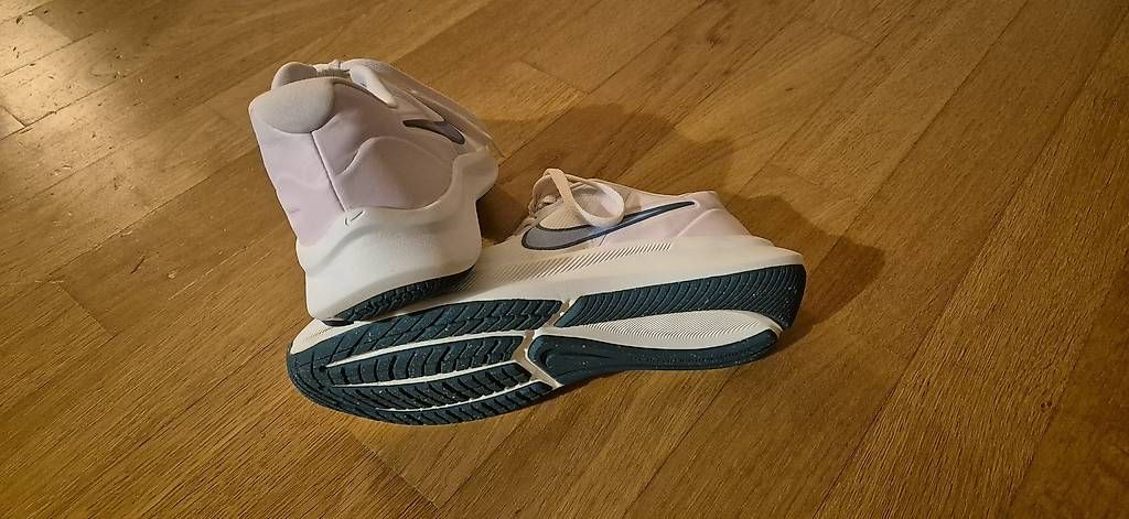 Scarpe per ragazzi: NIKE Kinderturnschuhe – Usato da Hagendorn venduto da Saga2005 3