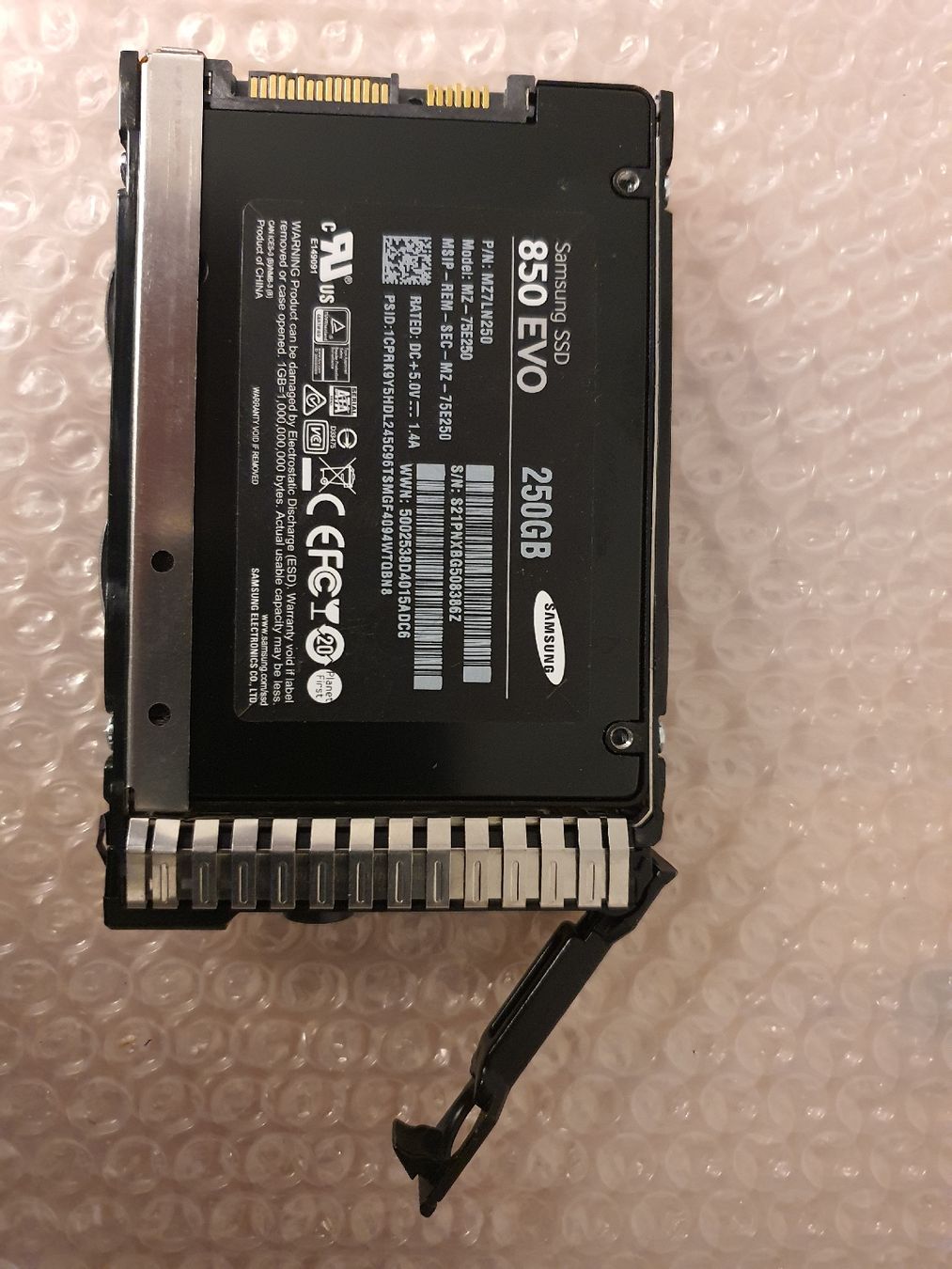 Hewlett Packard Server: HP 2.5" caddy with SSD 250GB for ProLiant Gen8 – Usato da La Tour-de-Peilz venduto da Gbes 2