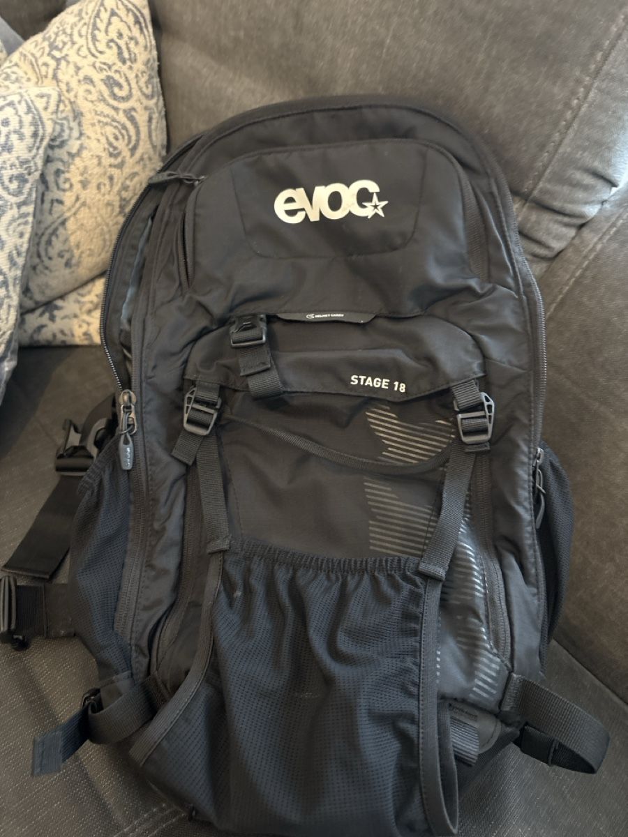 Evoc Rucksäcke: Evoc Stage 18 Rucksack schwarz – Gebraucht aus Au SG von ngashi