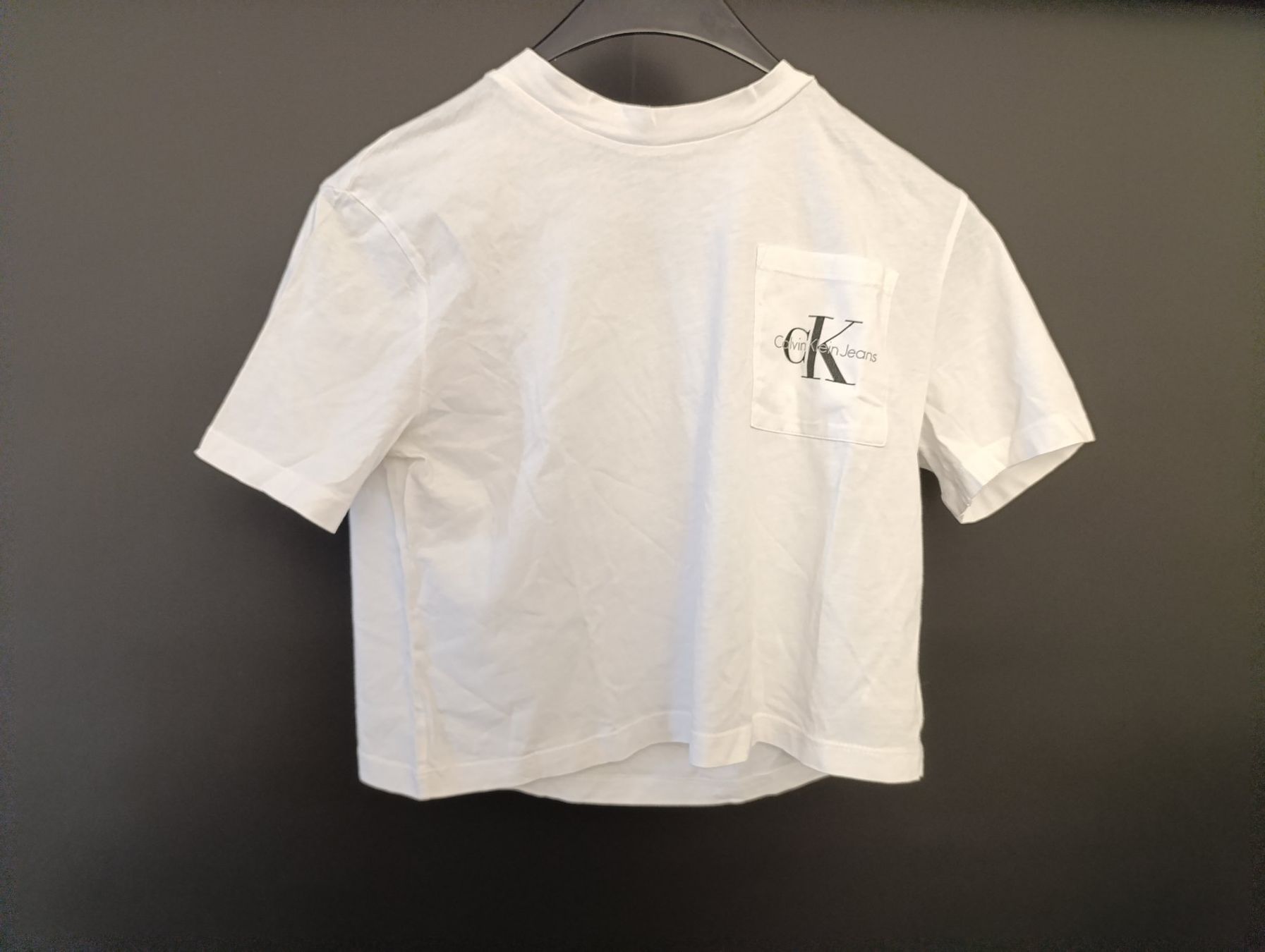 Calvin Klein T-shirt: CALVIN KLEIN JEANS crop top blanc Taille M – Usato da Thielle venduto da Plusvalue_Neuchatel