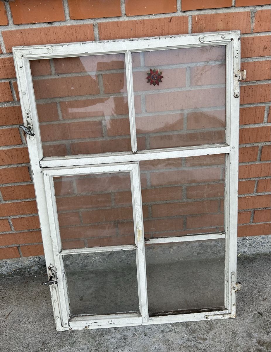 Finestre: Altes sprossen Fenster mit schipfenster. – Usato da Gwatt (Thun) venduto da ate_6ng8