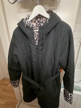 Jacke Schwarz mit Leopardenfutter  guter Zustand