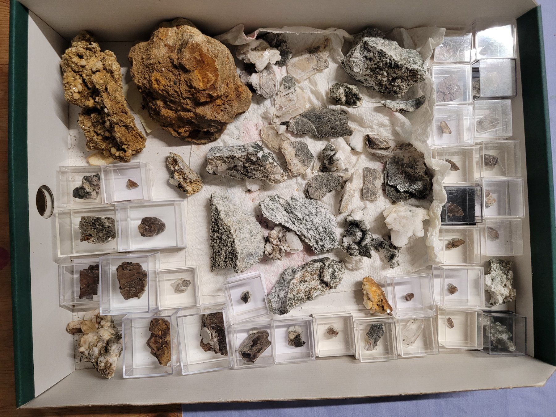 Mineralien & Heilsteine: Mineralien vom Muttgletscher, Wallis – Gebraucht aus Siebnen von Unruhe-Baer