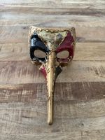 Venezianische Maske Pestdoktor – handbemalt Gold Rot Schwarz