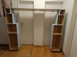 Selbstgebaute Garderobe auf Rollen 200cm x 32cm x 167cm