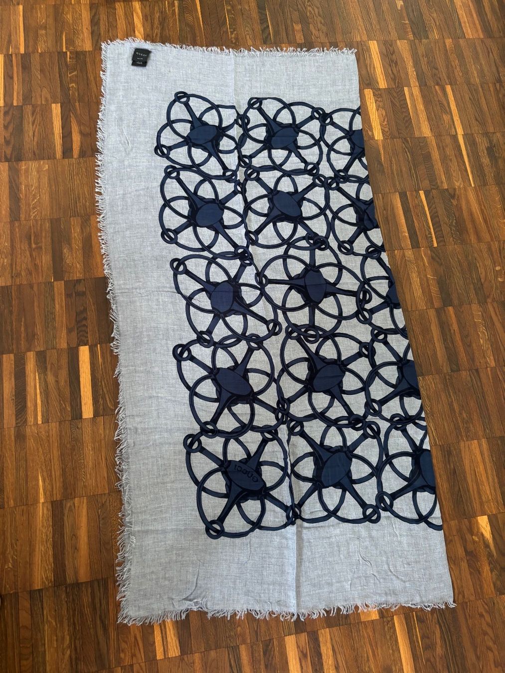 Gucci Foulard & Sciarpe: GUCCI Modal/Woll  Schal 140/140 cm – Usato da Herrliberg venduto da mayfi 6