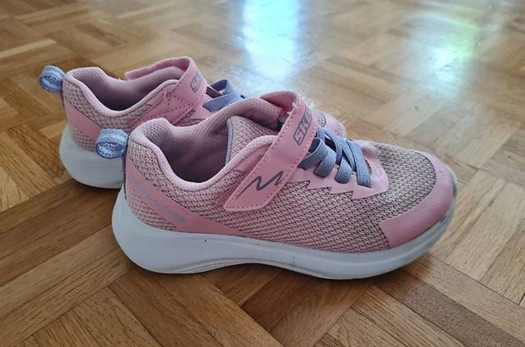 Skechers Schuhe für Mädchen: Skechers Schuhe Gr. 33 – Gebraucht aus Rudolfstetten von anjam81