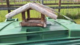 Neues Vogelhaus aus Holz - Natürlicher Look für Garten!
