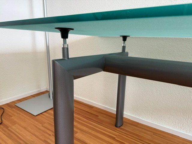Le Corbusier Tavoli: Tisch Design Le Corbousier – Usato da Gossau ZH venduto da AnnaCo