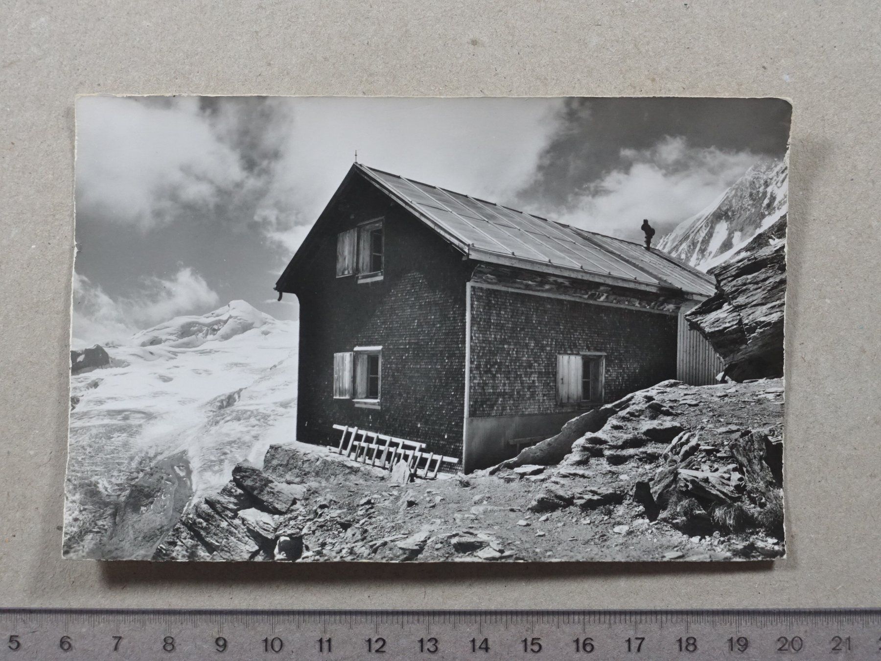 Cartoline postali: Saas-Fee, Mischabelhütte A.A.C.Z. – Usato da Lenzburg venduto da fh1