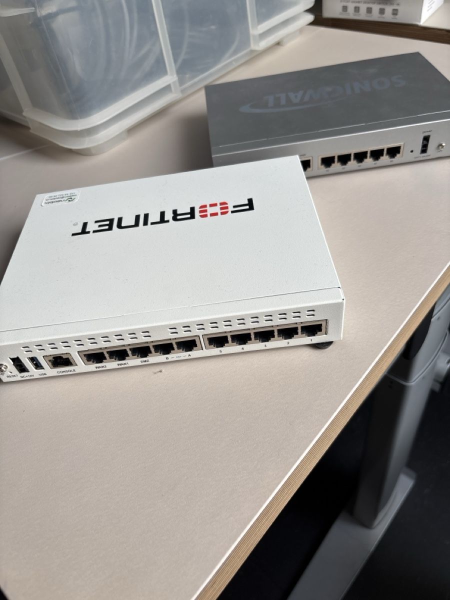 Fortinet Firewall und SonicWall Router - Top Zustand! (Gebraucht) in ...
