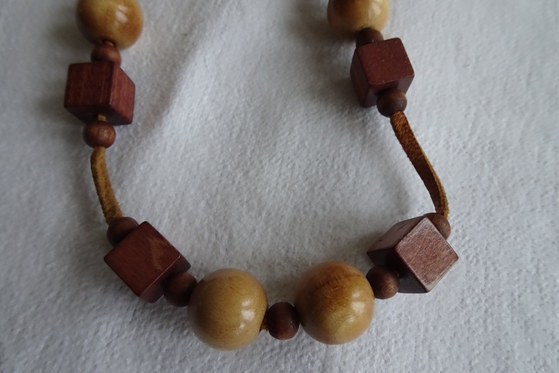Catenine: Holz Halskette mit Lederband – Usato da Strengelbach venduto da schmetterling20 1