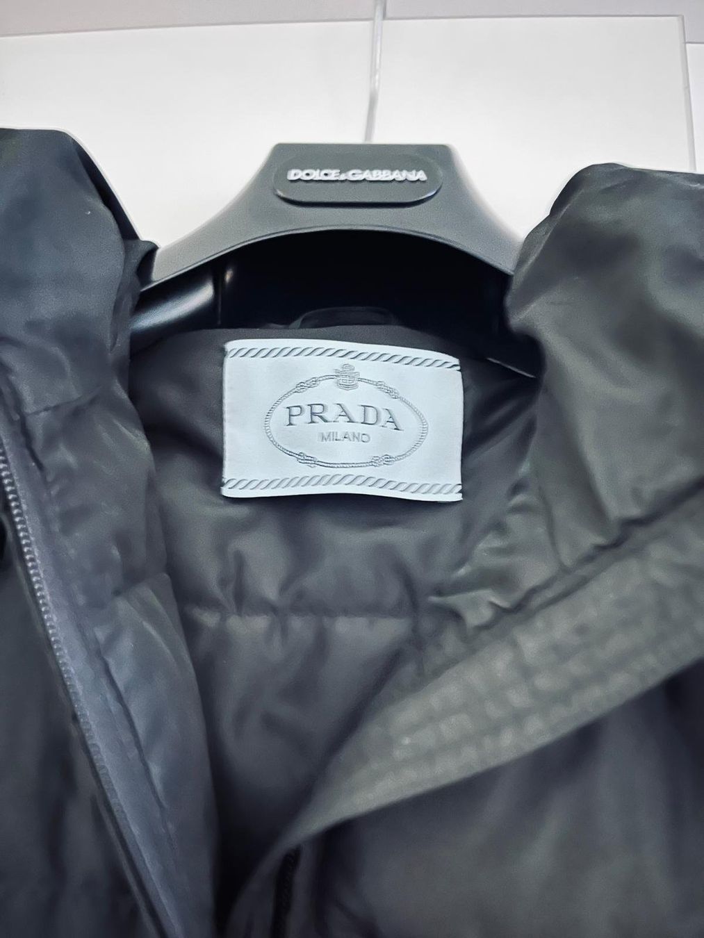 Prada Cappotti: Daunen Wintermantel Prada neuwertig – Usato da Bern venduto da Skiper 2
