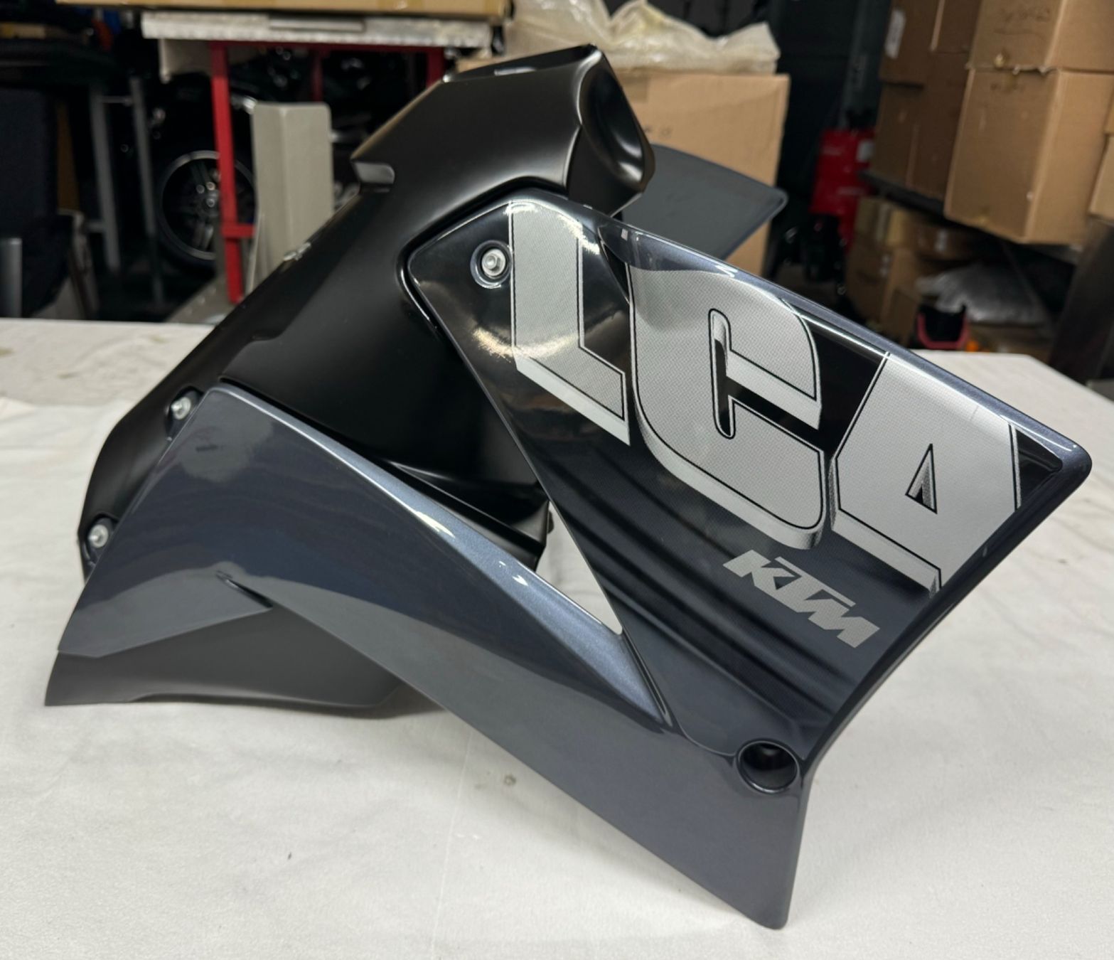 Accessori per altri veicoli: KTM LC4 Benzintank mit Seitenspolier – Usato da Widnau venduto da Staedler2 1
