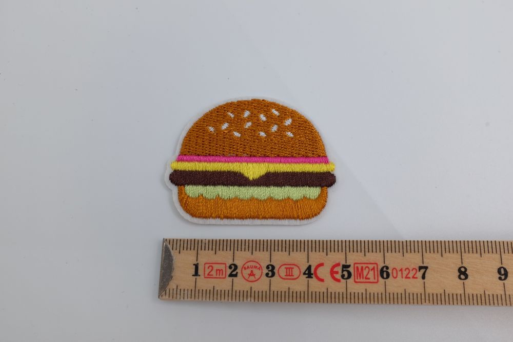 Aufbügler Patch „Echte Männer Jagen Ihr Essen“ – 6,4x8,5 Cm, Gestickt, Für Jacken & Rucksäcke
