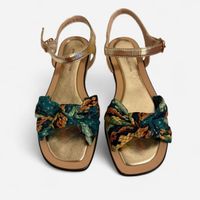 Sandals with bow detail