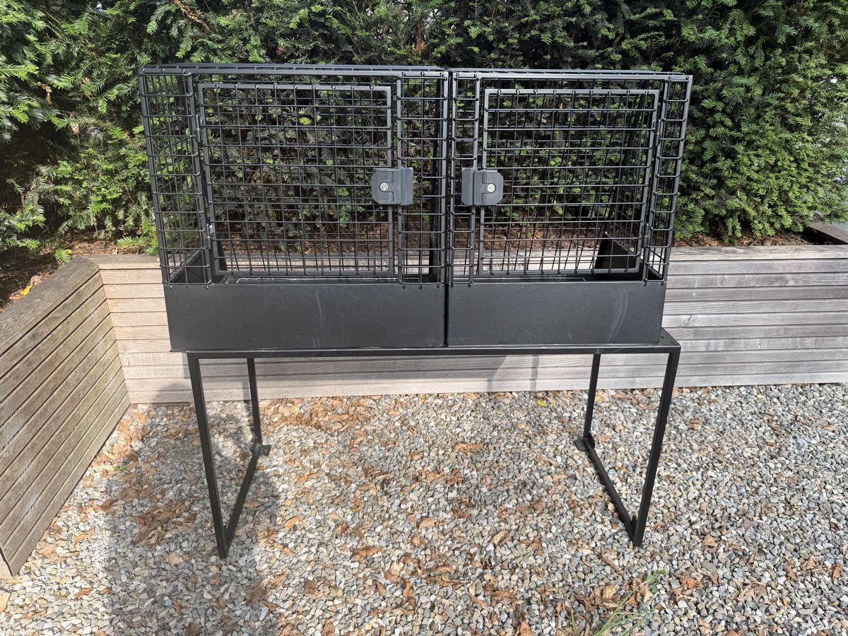 Käfige, Transport & Sicherheit: Metallhundebox Doppelbox Hundebox Bus – Gebraucht aus Hirschthal von GR7000