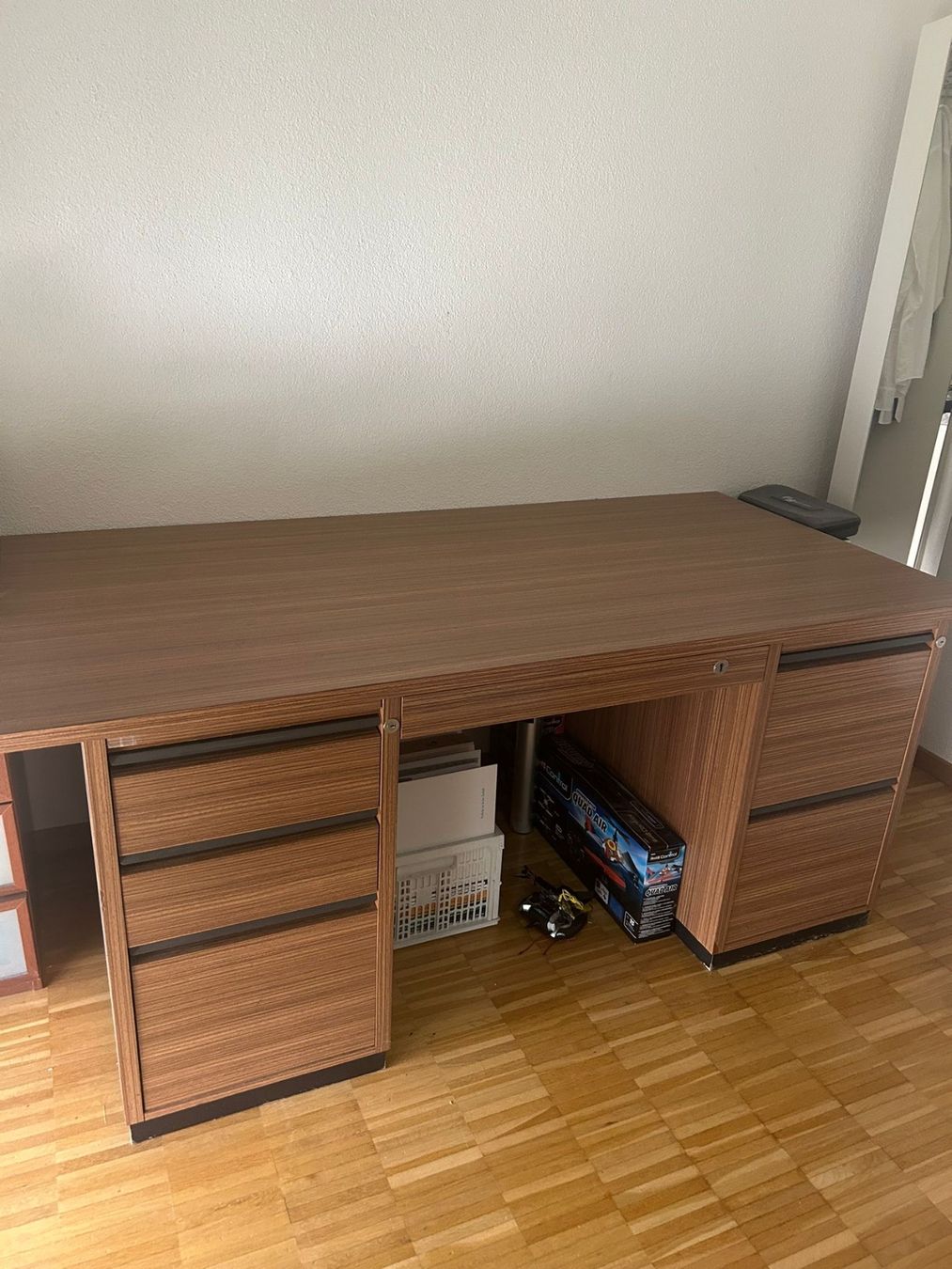 Scrivanie: Stabiler, hochwertiger Bürotisch aus massivem Material – Usato da Rüti - ZH venduto da Elturco31 3
