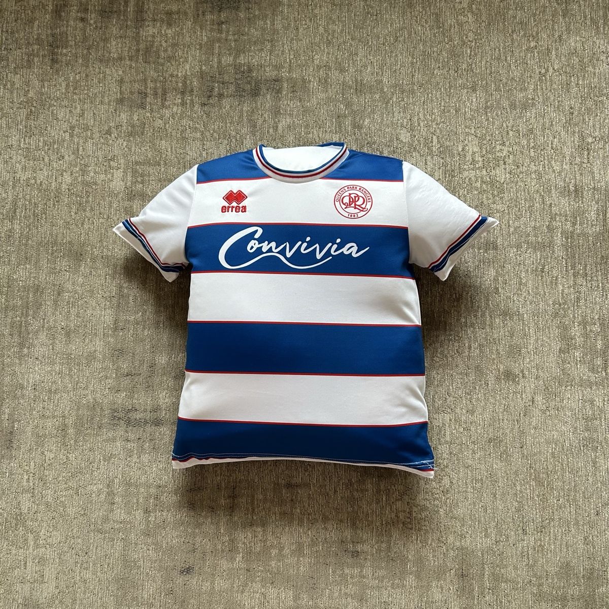 Coussins: New_Coussin de foot QPR Errea Convivia authentique – Neuf (Voir description) à St-George par elena27