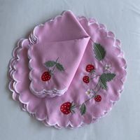 Tischset rosa mit Erdbeer-Stickerei und welligem Rand