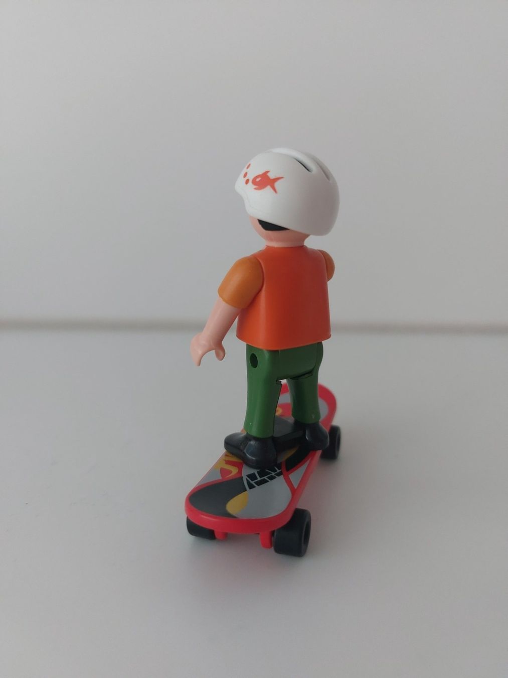Playmobil Spielzeuge: PLAYMOBIL Figur Junge mit Skateboard – Gebraucht aus Balterswil von  1