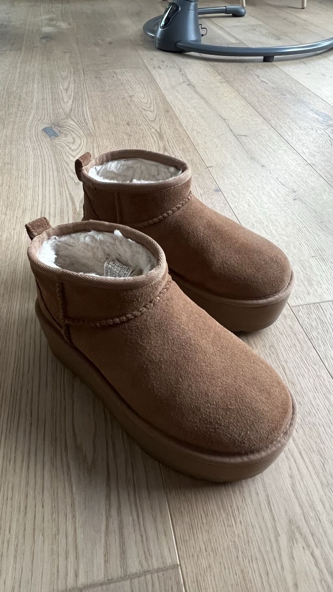 Ugg Scarpe da donna: UGG Classic Mini Platform Boots, Chestnut, Size 36 EU – Usato da Eglisau venduto da Kan_999 1