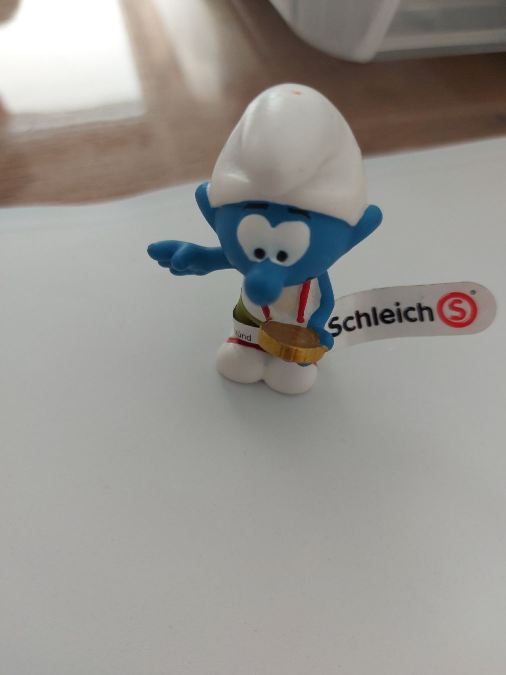 Schleich Statuette: Schlumpf mit Medaille – Nuovo e nell'imballaggio originale da Rothrist venduto da Stranglehold