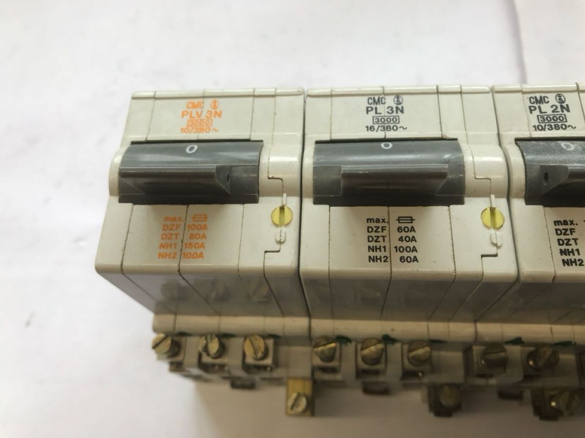Elektronikbauteile: Sicherungsautomaten – Gebraucht aus Küblis von hypofacto 1