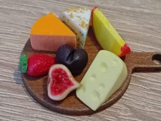 Käseplatte mit Pflaume, halbierte Feige, Erdbeere | Kaufen auf Ricardo