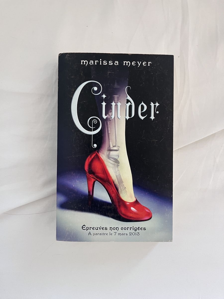 Livres: Cinder marissa meyer - français  – D'occasion à Genève par toandfrom