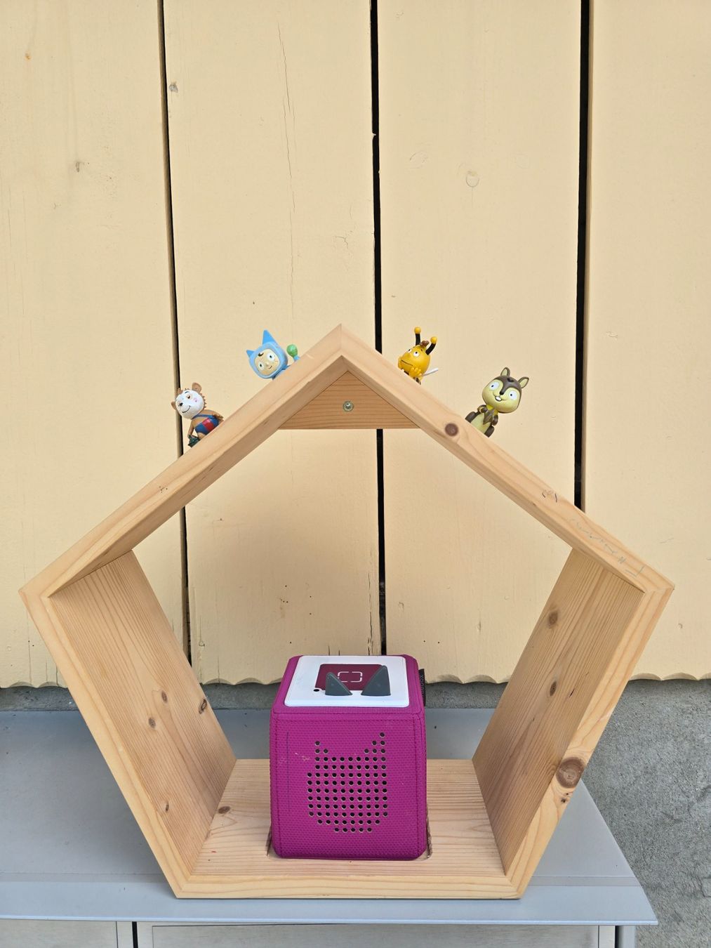 Tonies Spielzeuge: Toniebox Halterung aus Holz – Gebraucht aus Turbenthal von Smile2020